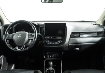 Подержанный автомобиль Mitsubishi Outlander 2019 года (13 фото)