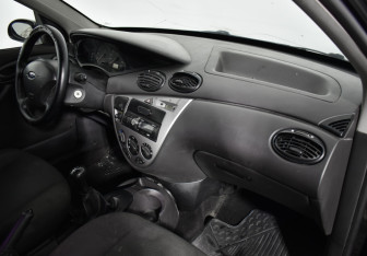 Подержанный автомобиль Ford Focus Sedan 2004 года (12 фото)