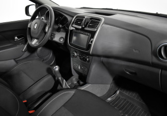 Подержанный автомобиль Renault Sandero 2017 года (12 фото)