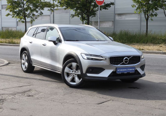 Подержанный автомобиль Volvo V60 Cross Country 2019 года (11 фото)