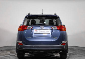Подержанный автомобиль Toyota RAV4 2013 года (5 фото)