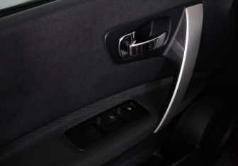 Подержанный автомобиль Nissan Qashqai 2011 года (14 фото)