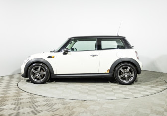 Подержанный автомобиль MINI Hatch 2011 года (8 фото)