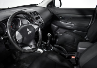 Подержанный автомобиль Mitsubishi ASX 2011 года (9 фото)
