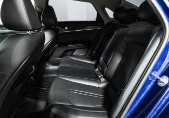 Подержанный автомобиль Kia K5 2020 года (10 фото)