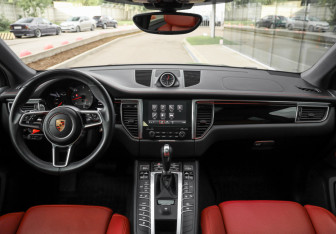 Подержанный автомобиль Porsche Macan 2016 года (14 фото)