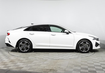 Подержанный автомобиль Kia K5 2022 года (4 фото)