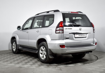 Подержанный автомобиль Toyota Land Cruiser Prado 2008 года (7 фото)