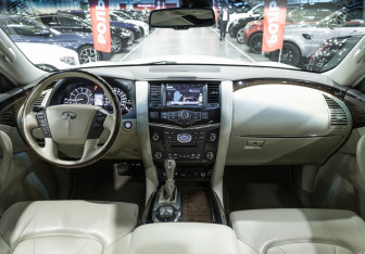 Подержанный автомобиль Infiniti QX80 2014 года (17 фото)