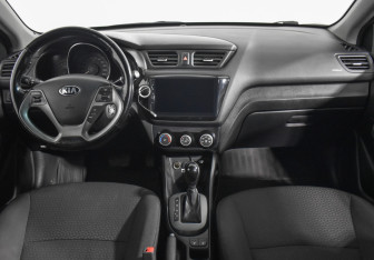 Подержанный автомобиль Kia Rio Sedan 2015 года (13 фото)