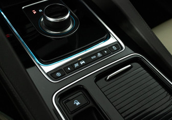 Подержанный автомобиль Jaguar F-Pace 2018 года (18 фото)