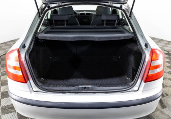 Подержанный автомобиль Skoda Octavia Liftback 2005 года (15 фото)