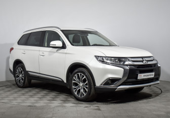 Подержанный автомобиль Mitsubishi Outlander 2017 года (3 фото)