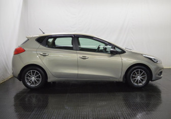 Подержанный автомобиль Kia Ceed Hatchback 2015 года (4 фото)