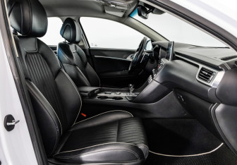 Подержанный автомобиль Genesis G70 2018 года (23 фото)