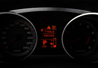 Подержанный автомобиль Peugeot 4007 2008 года (17 фото)