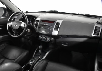 Подержанный автомобиль Mitsubishi Outlander 2012 года (10 фото)