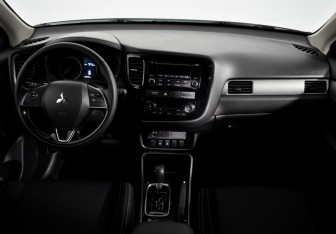 Подержанный автомобиль Mitsubishi Outlander 2017 года (15 фото)
