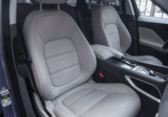 Подержанный автомобиль Jaguar F-Pace 2018 года (26 фото)