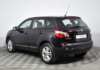 Подержанный автомобиль Nissan Qashqai 2012 года (7 фото)