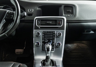 Подержанный автомобиль Volvo V60 Cross Country 2016 года (14 фото)