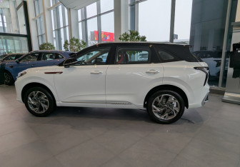 Новый Hongqi HS3 2025 (3 фото)