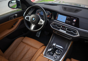 Подержанный автомобиль BMW X5 2023 года (12 фото)