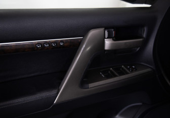 Подержанный автомобиль Toyota Land Cruiser Suv 2011 года (26 фото)