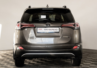 Подержанный автомобиль Toyota RAV4 2017 года (6 фото)
