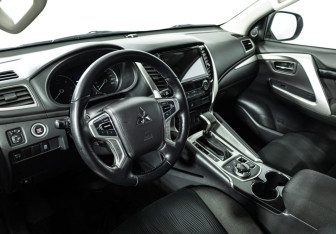 Подержанный автомобиль Mitsubishi Pajero Sport 2018 года (11 фото)