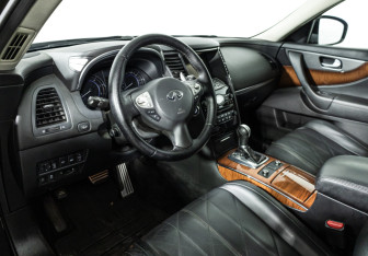 Подержанный автомобиль Infiniti QX70 2013 года (11 фото)