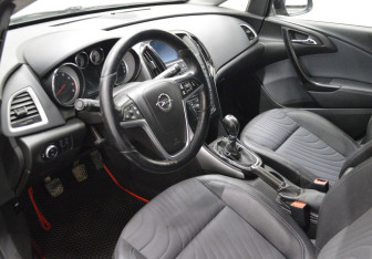 Подержанный автомобиль Opel Astra Sedan 2014 года (10 фото)