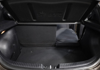 Подержанный автомобиль Hyundai Solaris Hatchback 2015 года (24 фото)