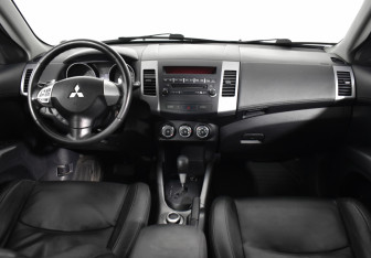 Подержанный автомобиль Mitsubishi Outlander 2012 года (11 фото)
