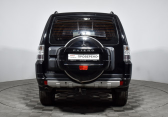 Подержанный автомобиль Mitsubishi Pajero 2013 года (6 фото)
