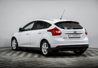 Подержанный автомобиль Ford Focus Hatchback 2013 года (7 фото)