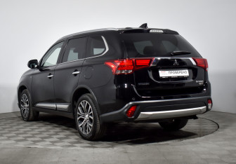 Подержанный автомобиль Mitsubishi Outlander 2018 года (7 фото)