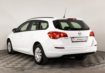 Подержанный автомобиль Opel Astra Wagon 2012 года (7 фото)