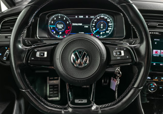 Подержанный автомобиль Volkswagen Golf R Hatchback 2019 года (17 фото)