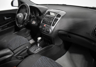 Подержанный автомобиль Kia Ceed Wagon 2007 года (13 фото)