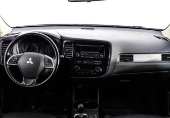 Подержанный автомобиль Mitsubishi Outlander 2013 года (10 фото)