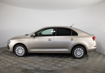 Подержанный автомобиль Skoda Rapid Liftback 2021 года (8 фото)