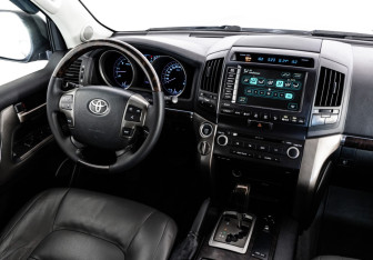Подержанный автомобиль Toyota Land Cruiser Suv 2008 года (15 фото)