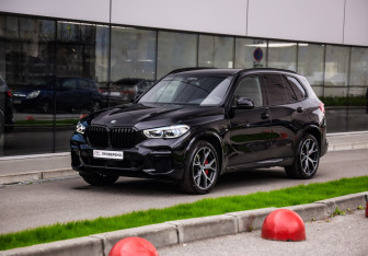 Подержанный автомобиль BMW X5 2021 года (3 фото)