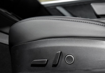 Подержанный автомобиль Tesla Model 3 2023 года (11 фото)