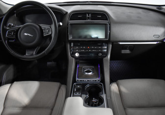 Подержанный автомобиль Jaguar F-Pace 2016 года (16 фото)