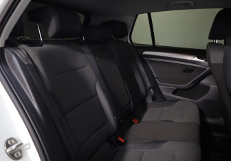 Подержанный автомобиль Volkswagen Golf Hatchback 2014 года (13 фото)