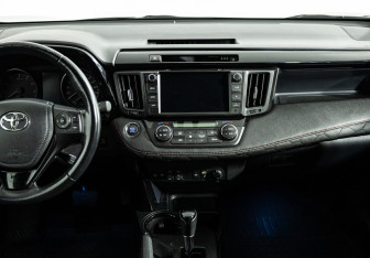 Подержанный автомобиль Toyota RAV4 2019 года (14 фото)