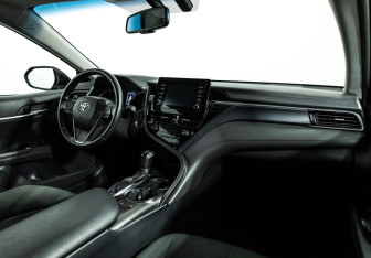 Подержанный автомобиль Toyota Camry Sedan 2021 года (9 фото)