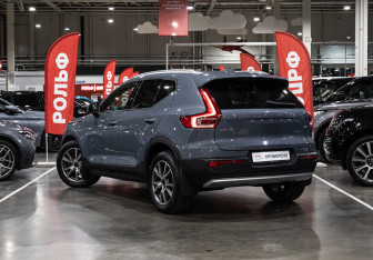 Подержанный автомобиль Volvo XC40 2019 года (10 фото)